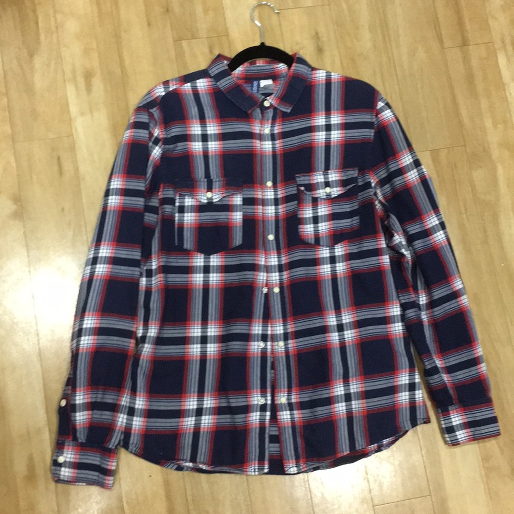Button down long sleeve collared shirt. Slim Fit.